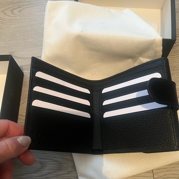 ✨POSH LIVE GIVEAWAY ✨BOUGHT AT THE GUCCI STORE IN  ITALY GUCCI WALLET - Picture 8 of 8